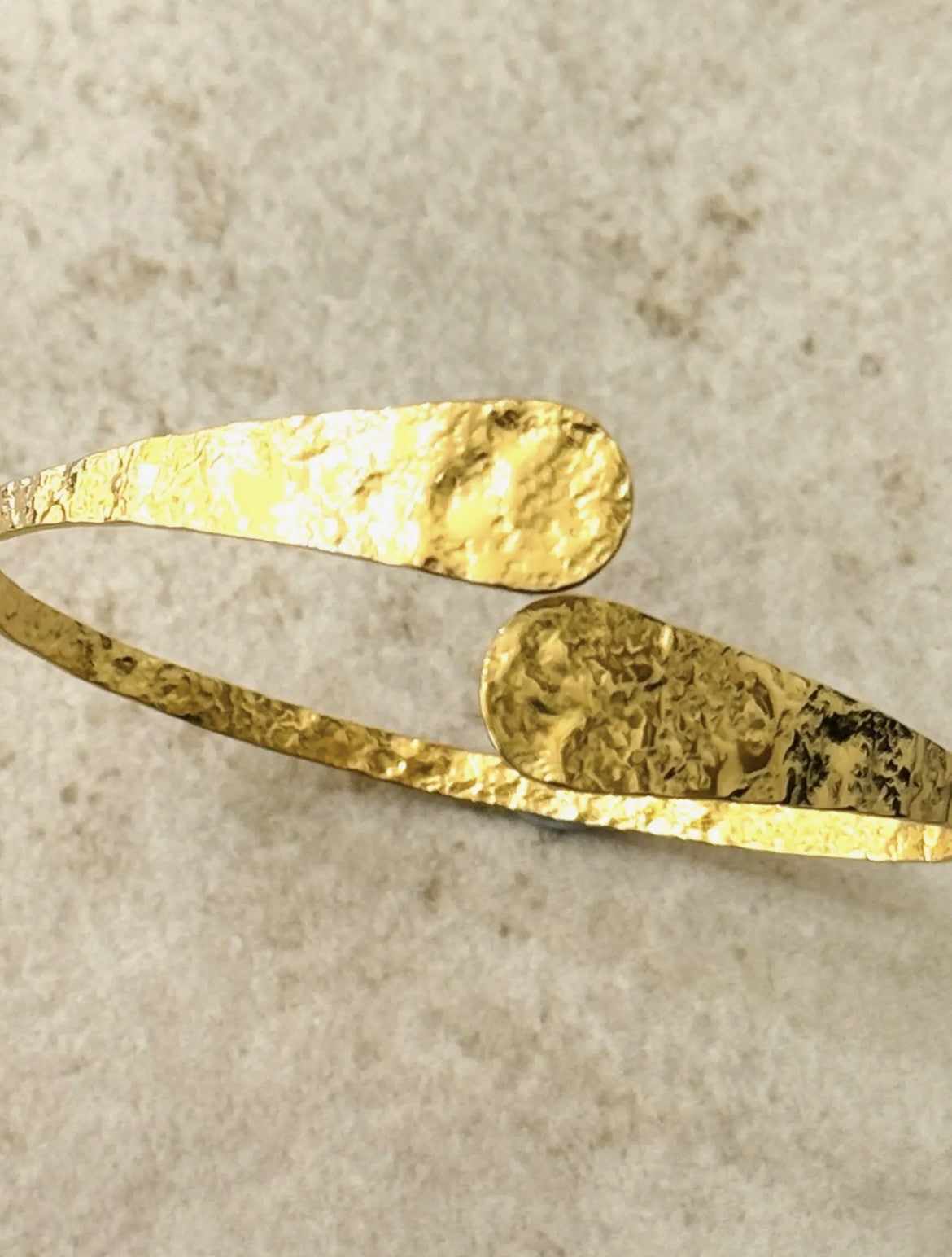 ✨ Kassandra Hamret Guld Armbånd
