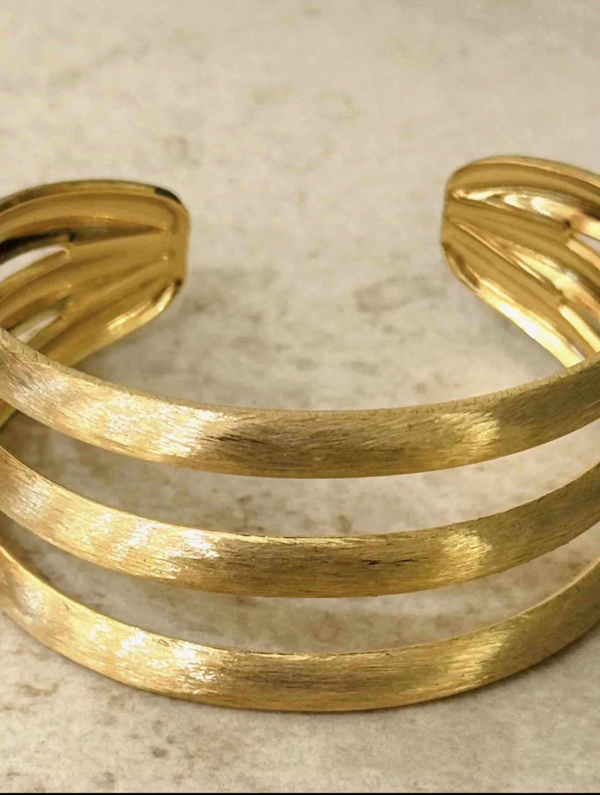 ✨ Aurora Triple Line Guld Armring