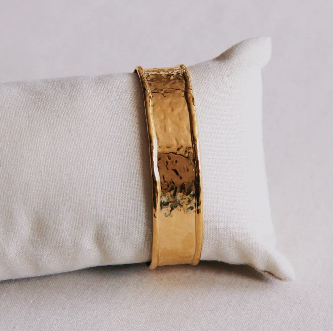 Bredt Struktur Cuff Armbånd – Guld (Rustfrit Stål)