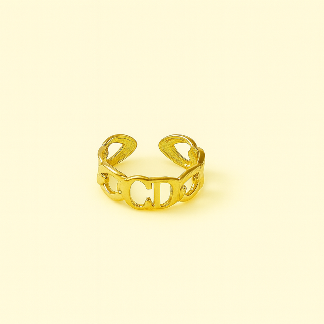 Guld farvet justerbar ring med bogstavdetaljer