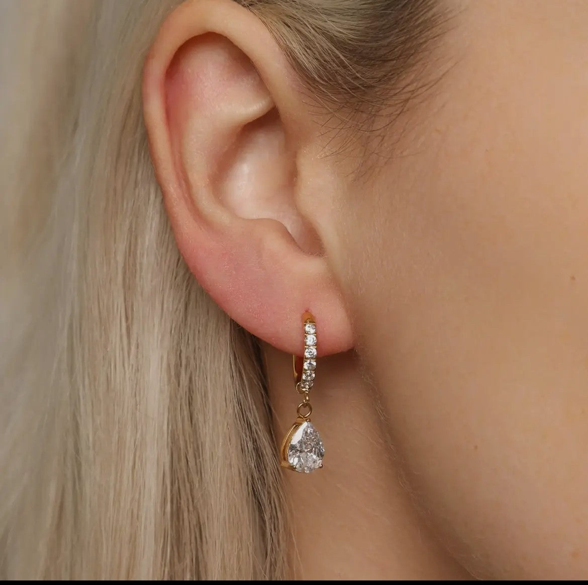 Tear Drop Øreringe – Sølvlook m. Zirkonia, pris er for en, ikke et par.