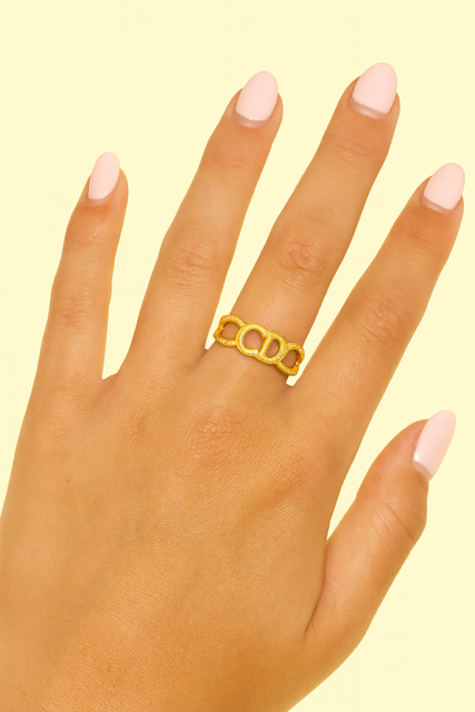 Guld farvet justerbar ring med bogstavdetaljer