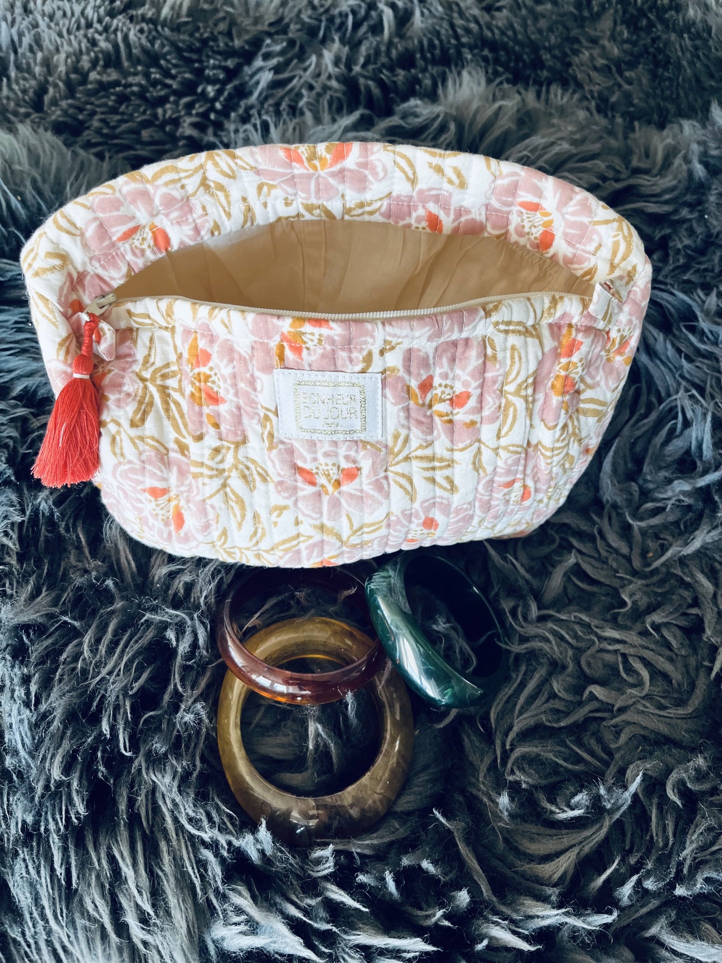 Julegavesæt – “Til hende på farten” Toilettaske Petunia Rose & Armbånd i varme farver