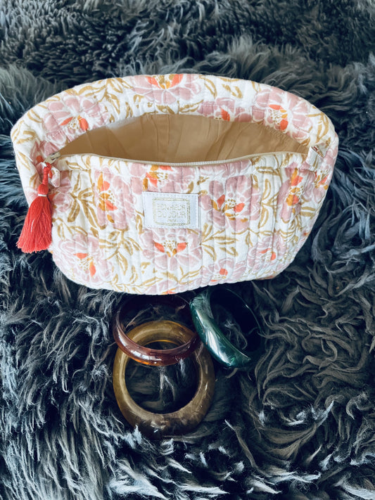 Julegavesæt – “Til hende på farten” Toilettaske Petunia Rose & Armbånd i varme farver