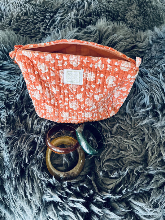 Julegavesæt – “Til hende på farten” Toilettaske Arushi græskar & Armbånd i varme farver