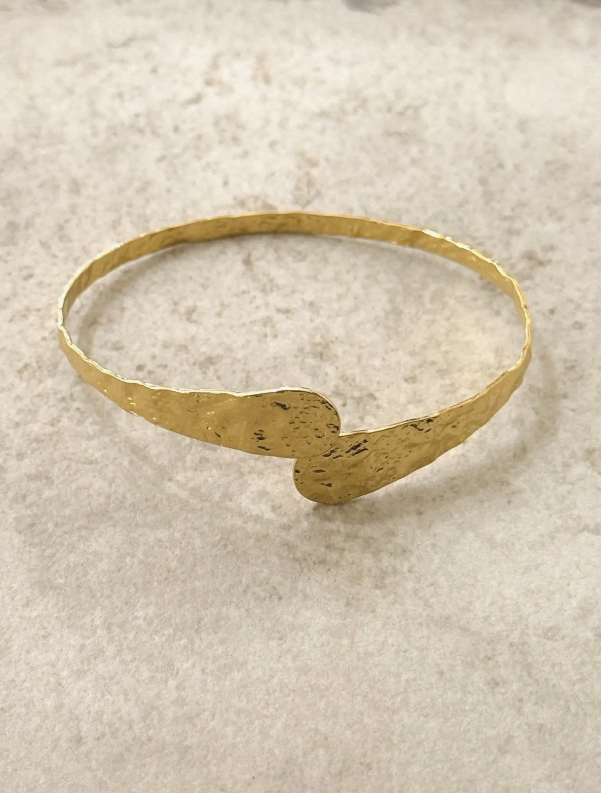 ✨ Kassandra Hamret Guld Armbånd
