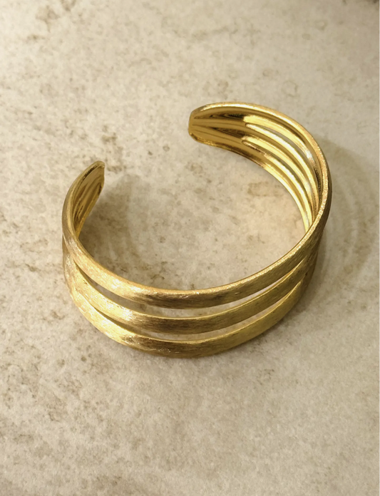 ✨ Aurora Triple Line Guld Armring