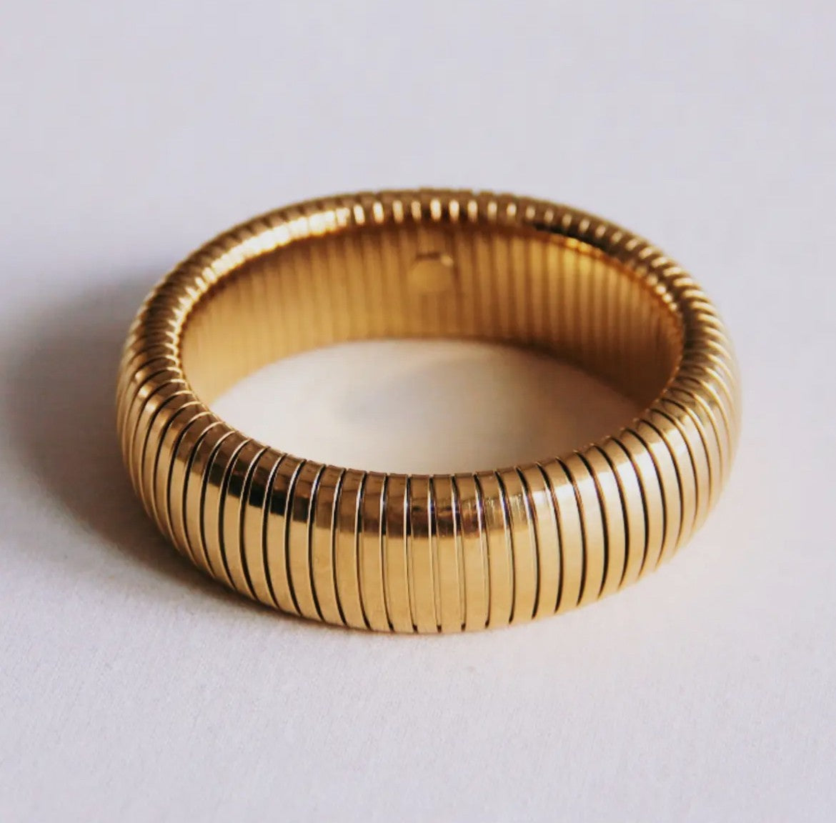 Retro Tube Armbånd – Guld (Elastisk Statement Cuff) Bredt