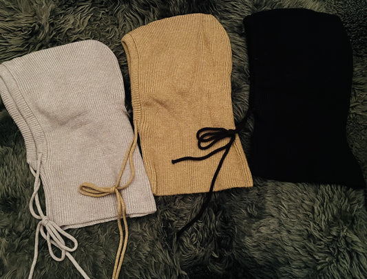 Ribstrikket balaclava – (grå, sort & camel)