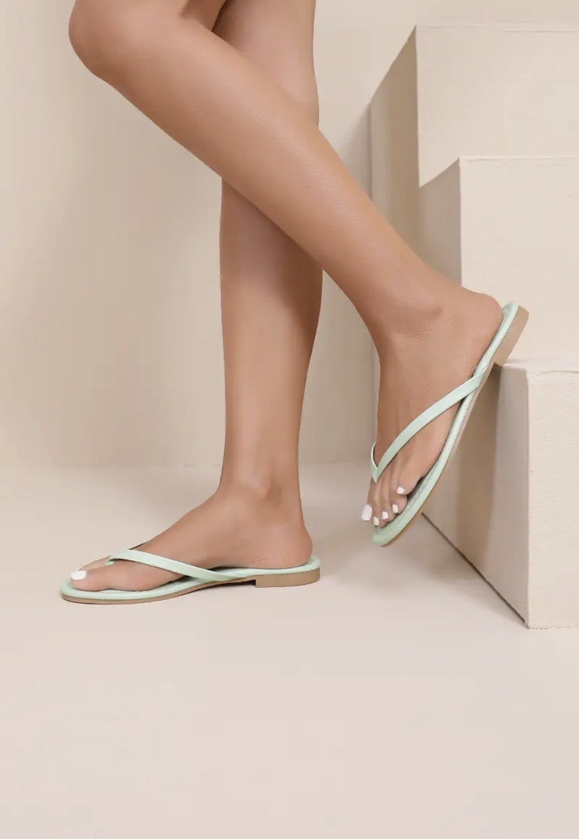 Flade sandaler med tåsplit – flere farver.