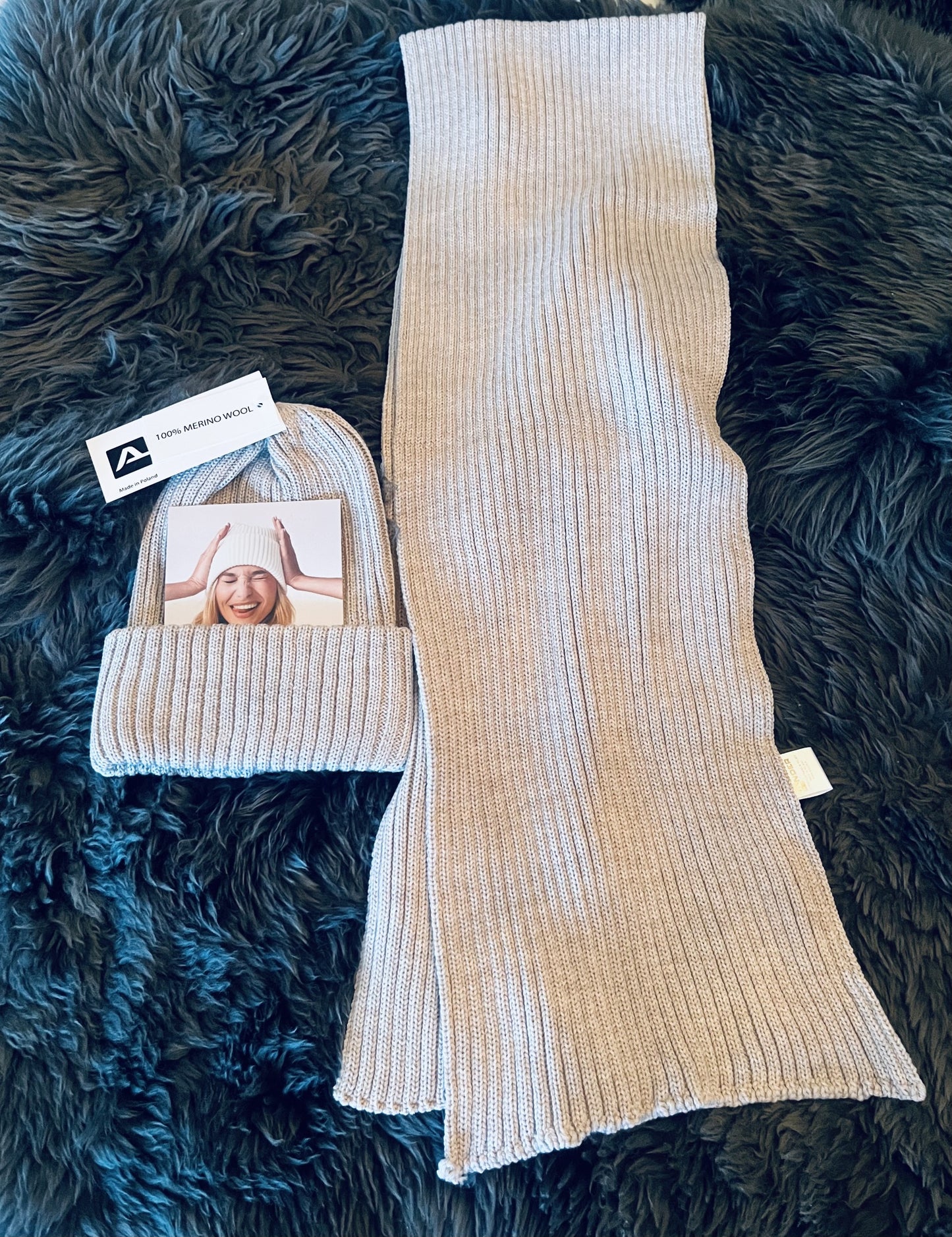 Hue og halstørklæde i 100% merinould – fås i beige og lyserød