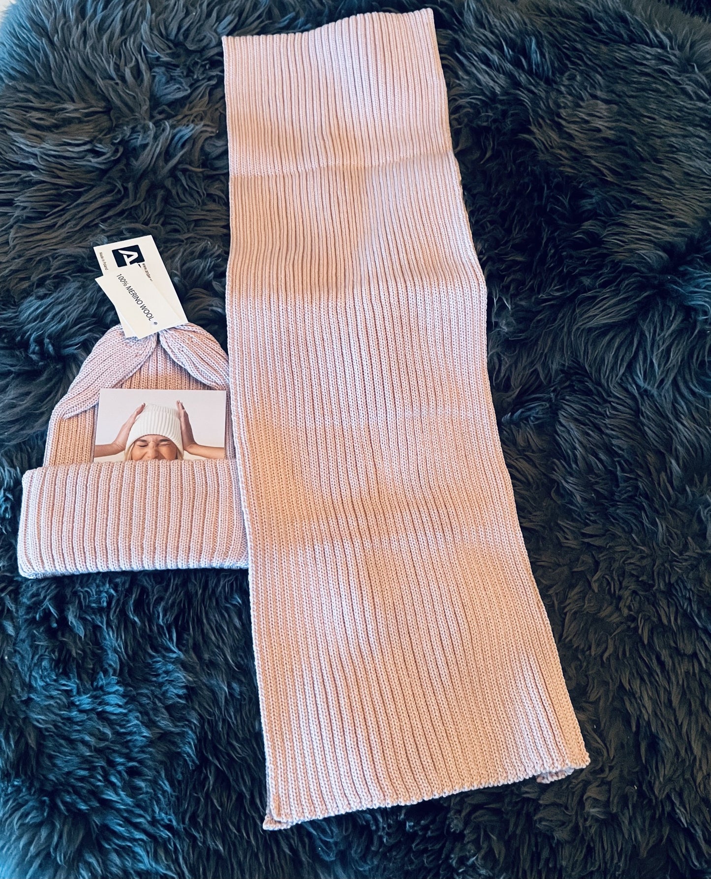 Hue og halstørklæde i 100% merinould – fås i beige og lyserød