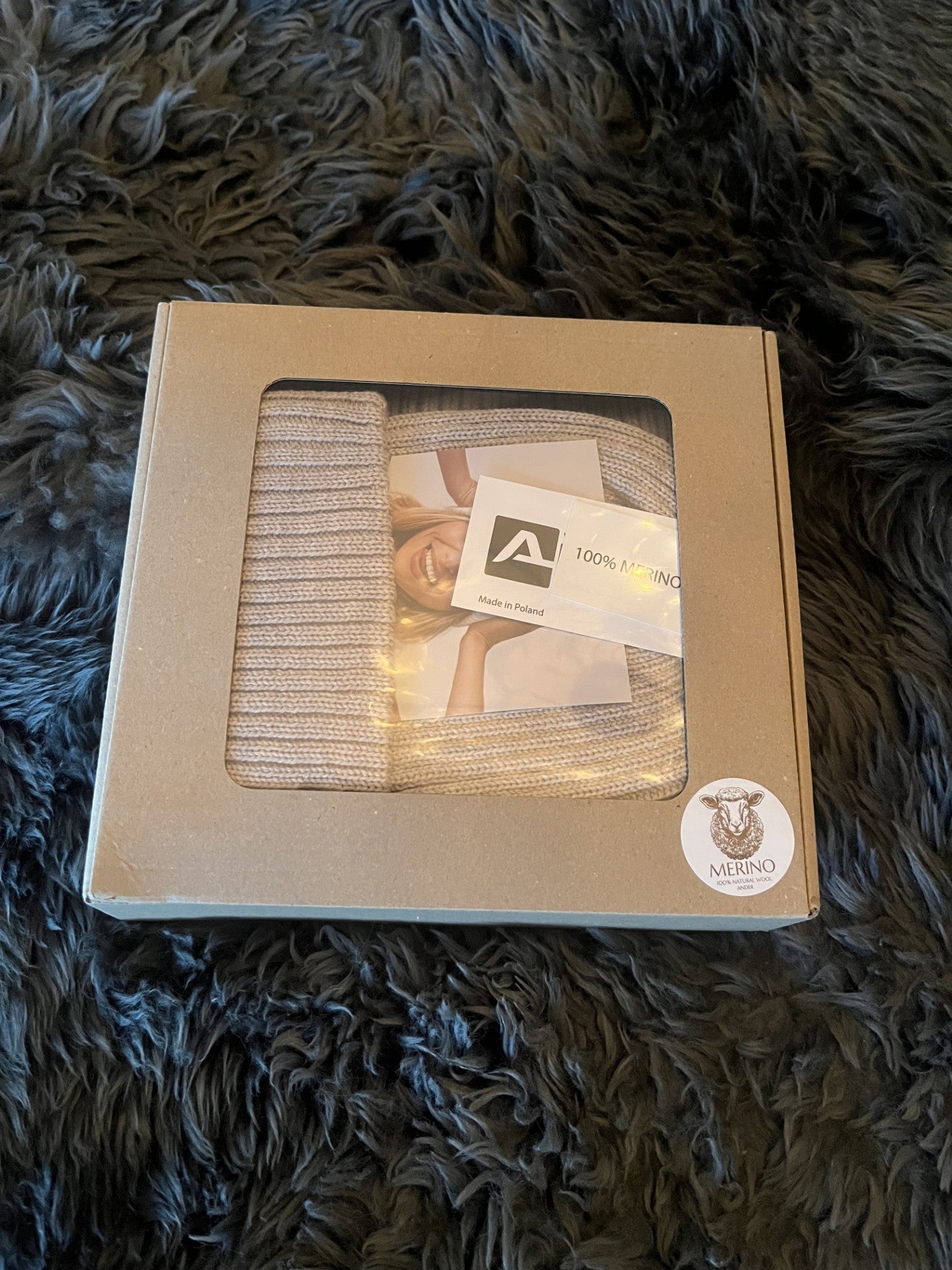 Hue og halstørklæde i 100% merinould – fås i beige og lyserød