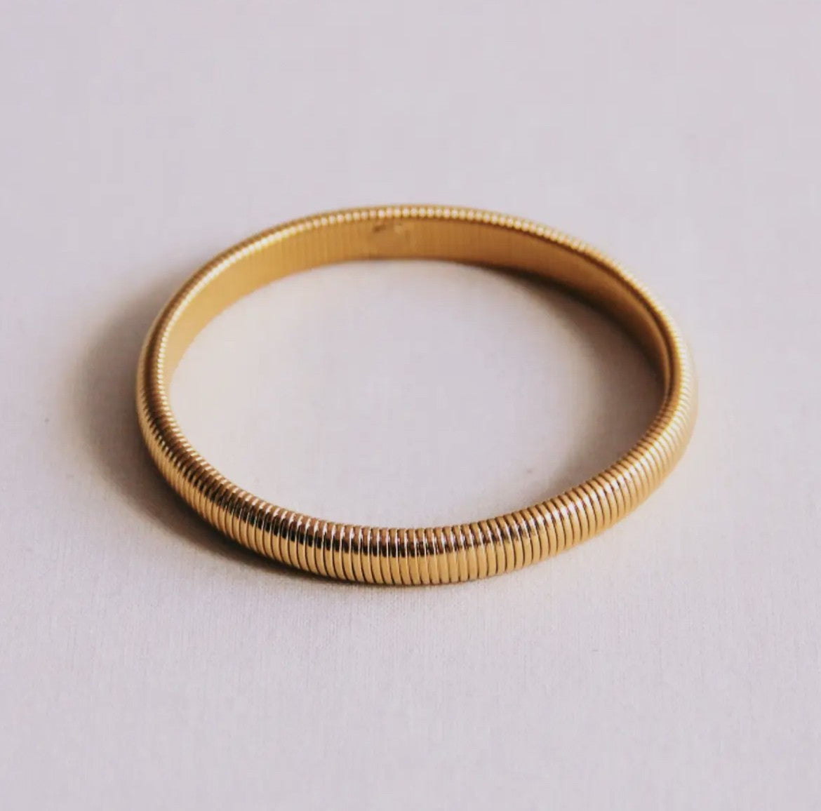 Retro Tube Armbånd – Guld (elastisk statement cuff) Slank