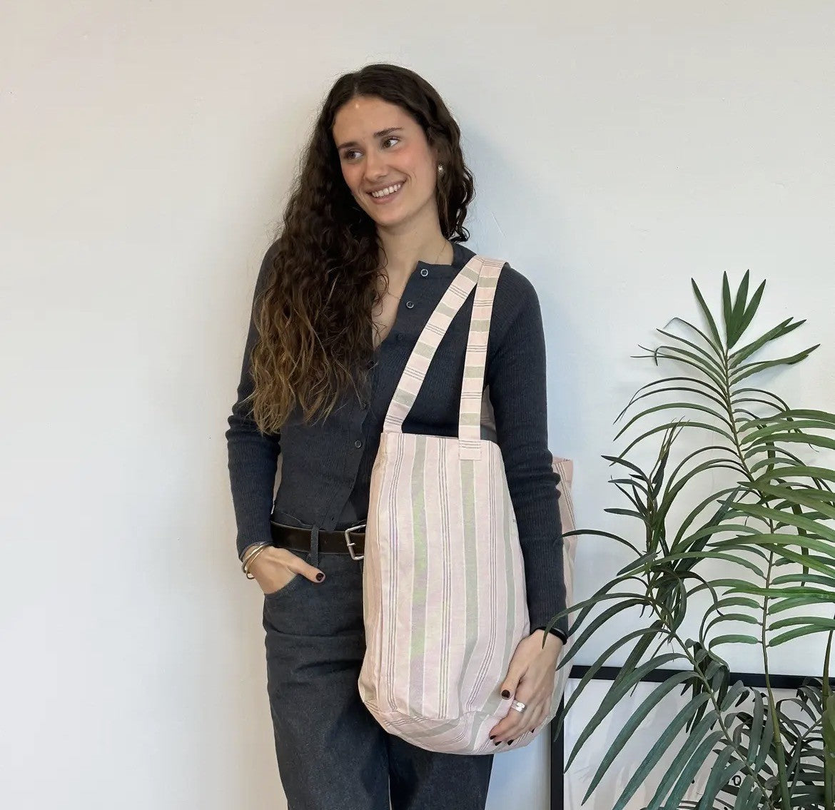 Tote bag i vævet stof – rosa & grå striber (Stor) | De La Mur