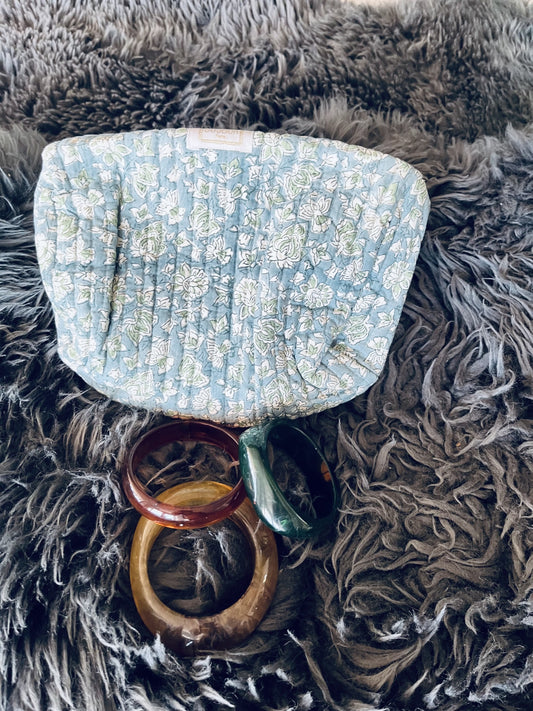 Julegavesæt – “Til hende på farten” Toilettaske Arushi blå grøn & Armbånd i varme farver